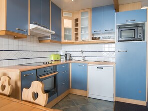 Kylskåp, mikrovågsugn och diskmaskin