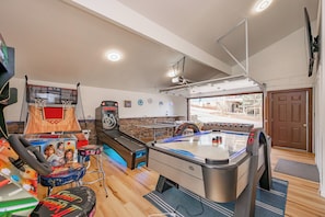 Games room - 2 Homes, 1 Estate w/ Dock, Fire Pit & Game Room (Oakland)