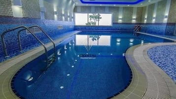 2 albercas techadas y alberca al aire libre