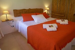 Ropa de cama de alta calidad y caja de seguridad en la habitación