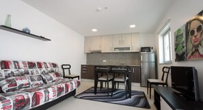 Apartamento, 2 habitaciones | Zona de estar | Una televisión de pantalla plana