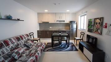 Appartement, 2 chambres | Coin séjour | Télévision à écran plat