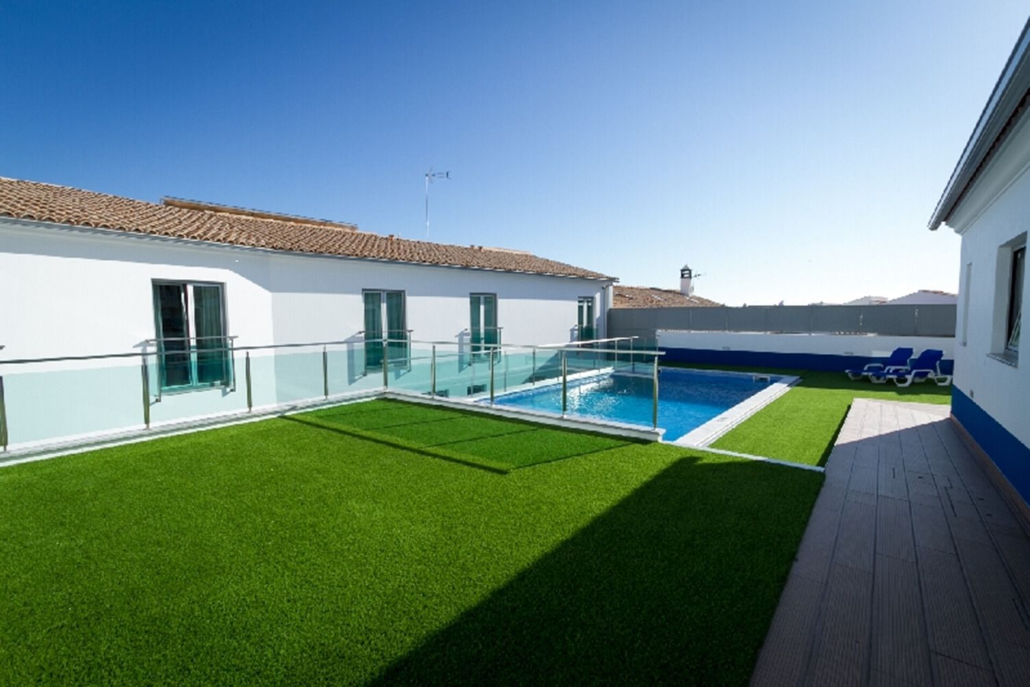 Piscine extérieure (ouverte en saison), parasols de plage
