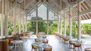 5 restaurantes; se sirven desayunos y cocina local e internacional