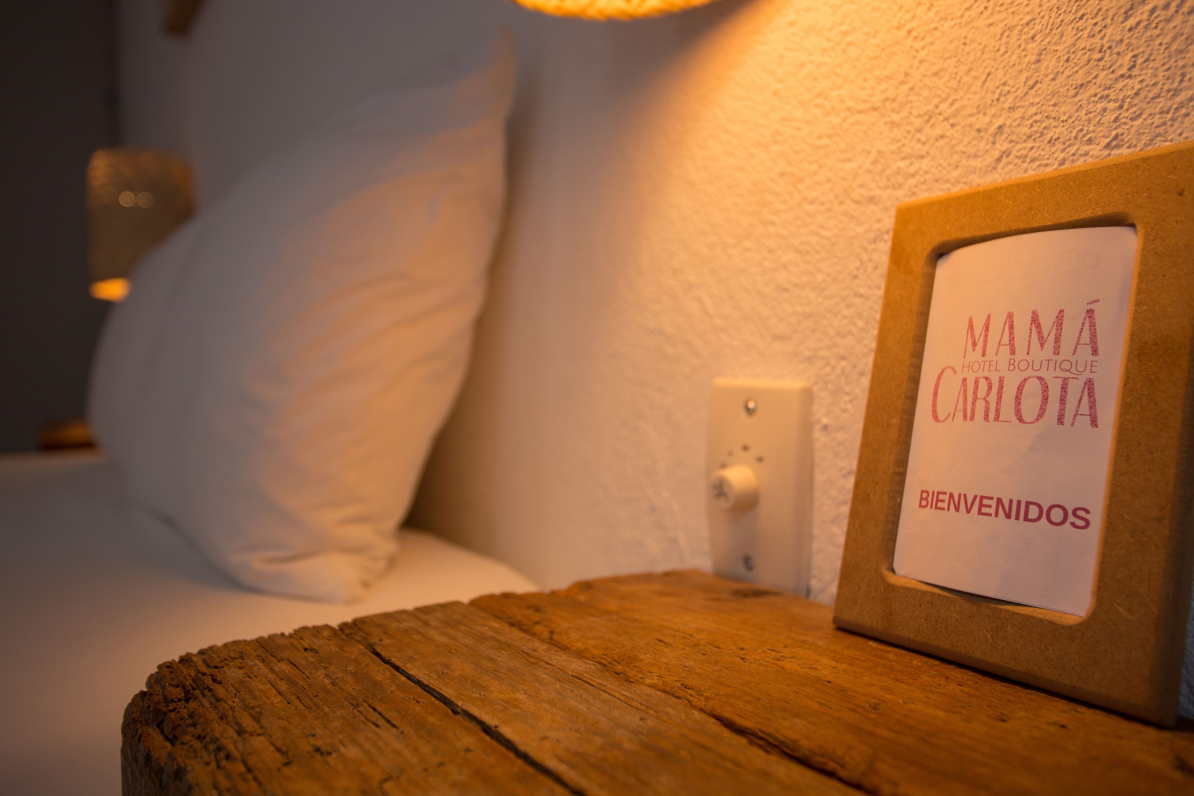 signature double room, 1 queen bed, non smoking | room amenity