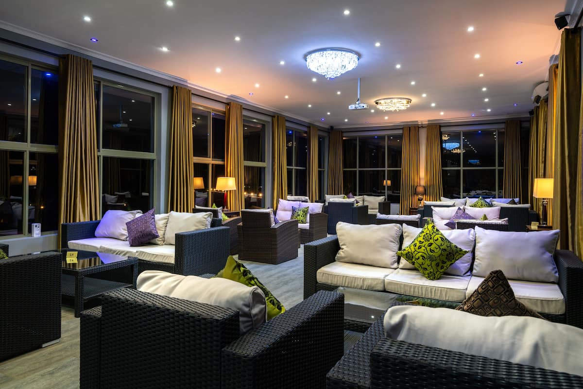 2 bars/lounges, sports bar, cocktail bar