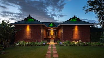 Couples treatment room(s), sauna, hot tub, steam room