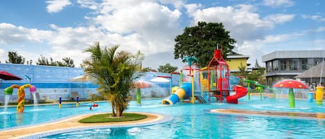 2 piscinas al aire libre, cabañas de piscina gratuitas, sombrillas