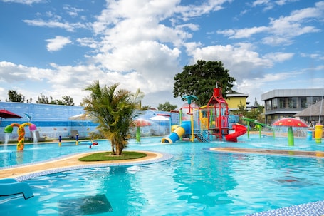2 piscinas al aire libre, camas de piscina gratis, sombrillas