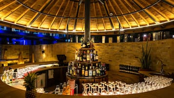 2 bars/lounges, sports bar, cocktail bar