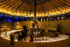 2 bars/lounges, sports bar, cocktail bar