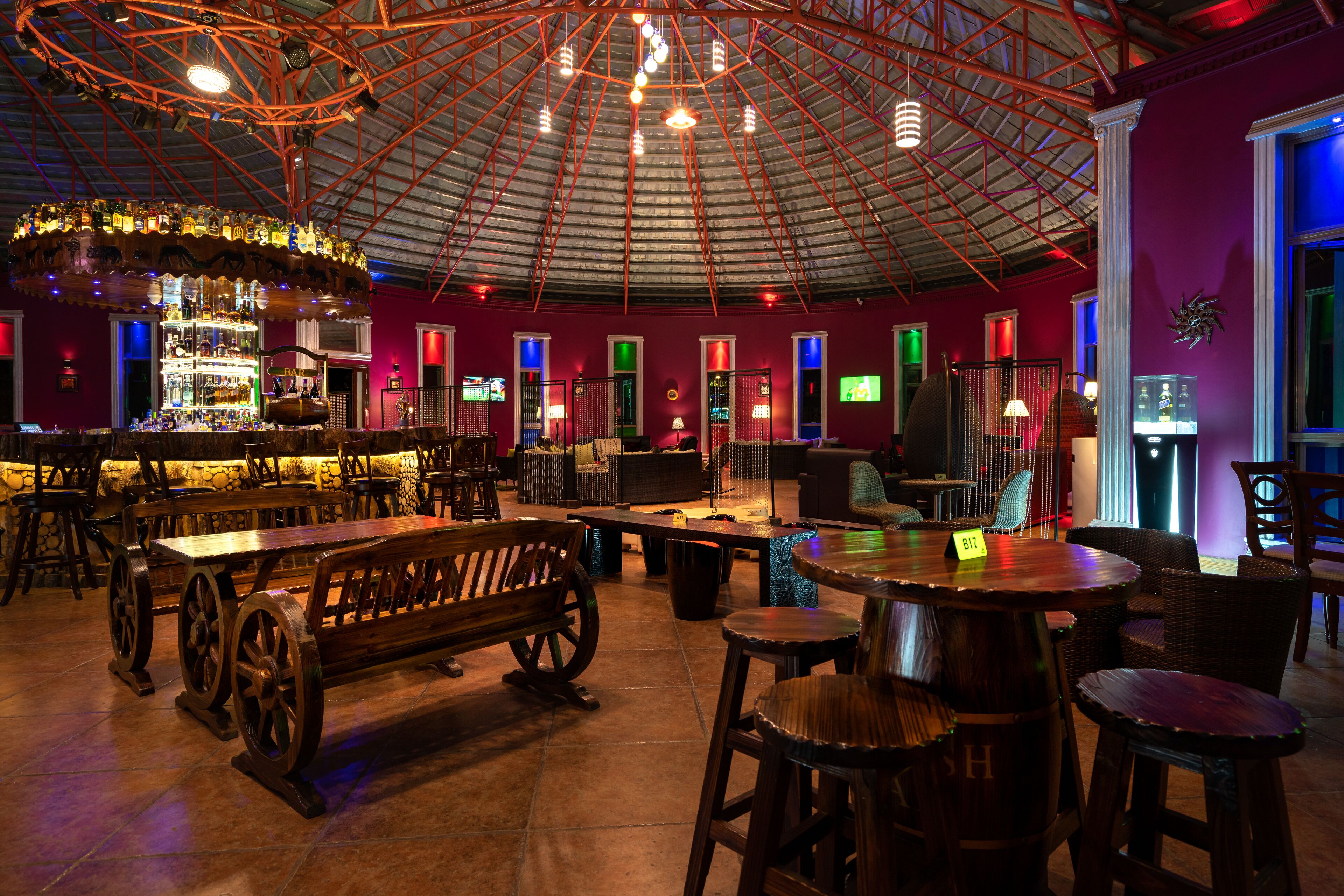 2 bars/lounges, sports bar, cocktail bar