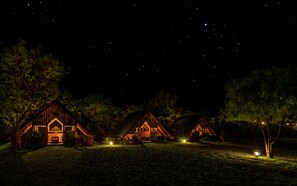 Frokost, lunsj og middag serveres, lokale og internasjonale retter