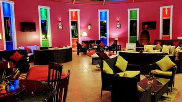 2 bars/lounges, sports bar, cocktail bar