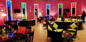 2 bars/lounges, sports bar, cocktail bar - Fun Retreat Resort, Hotel and Ayurveda Spa (Arusha)