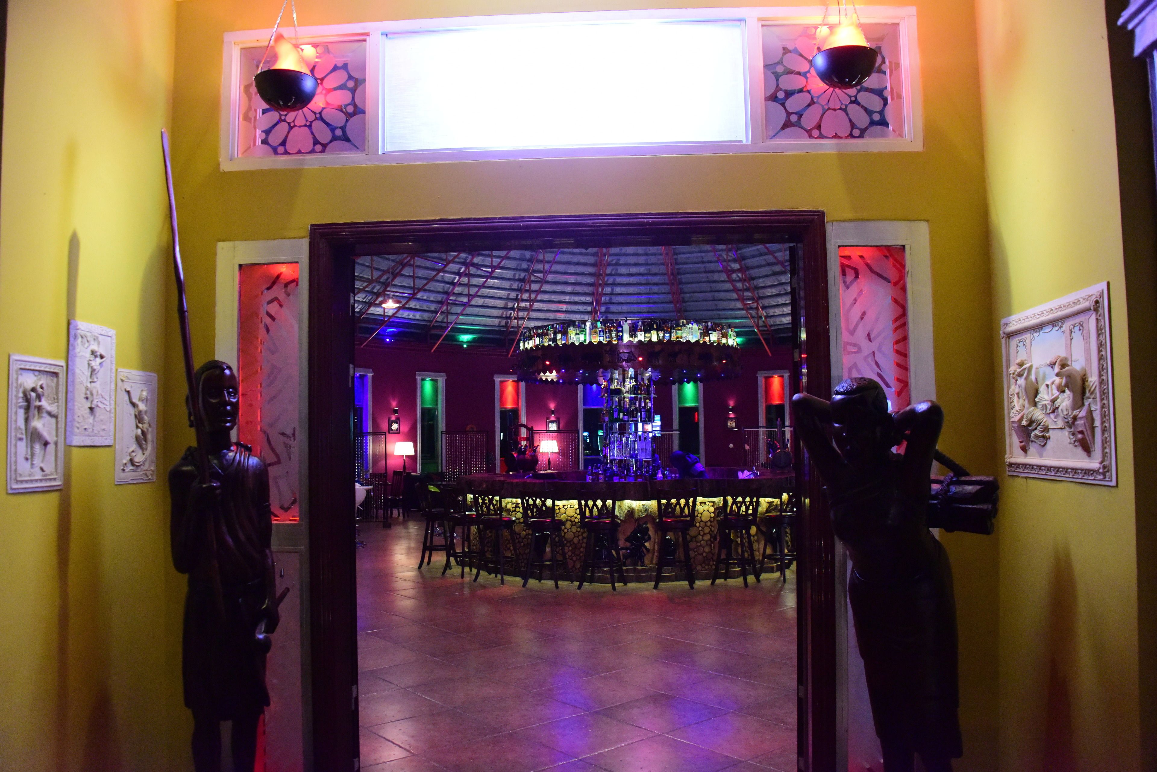 2 bars/lounges, sports bar, cocktail bar