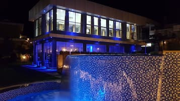 2 outdoor pools, free cabanas, pool umbrellas