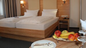 Comfort Room, 1 King Bed, Non Smoking | Hypo-allergenic bedding available, desk, blackout drapes, cribs (free) - Hotel Alt Warburg (Warburg)
