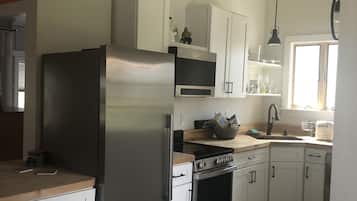 Een koelkast, een magnetron, een oven, een kookplaat