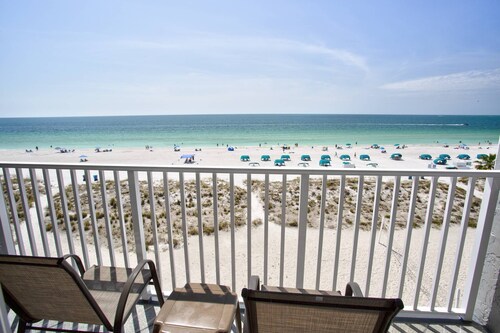 Amazing Beachfront Studio w/Private Balcony! Beachside Pool, Tiki Bar, Sand Volleyball, Fishing Dock
