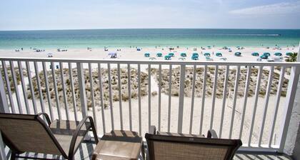 Amazing Beachfront Studio w/Private Balcony! Beachside Pool, Tiki Bar, Sand Volleyball, Fishing Dock
