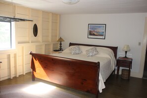 6 dormitorios, escritorio, tabla de planchar con plancha y cuna de viaje