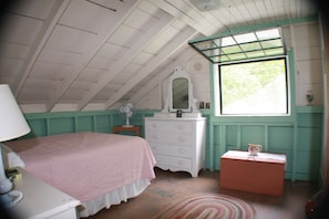 6 bedrooms, desk, iron/ironing board, travel crib - Classic, summer cottage with all the amenities! (Kennebunkport)