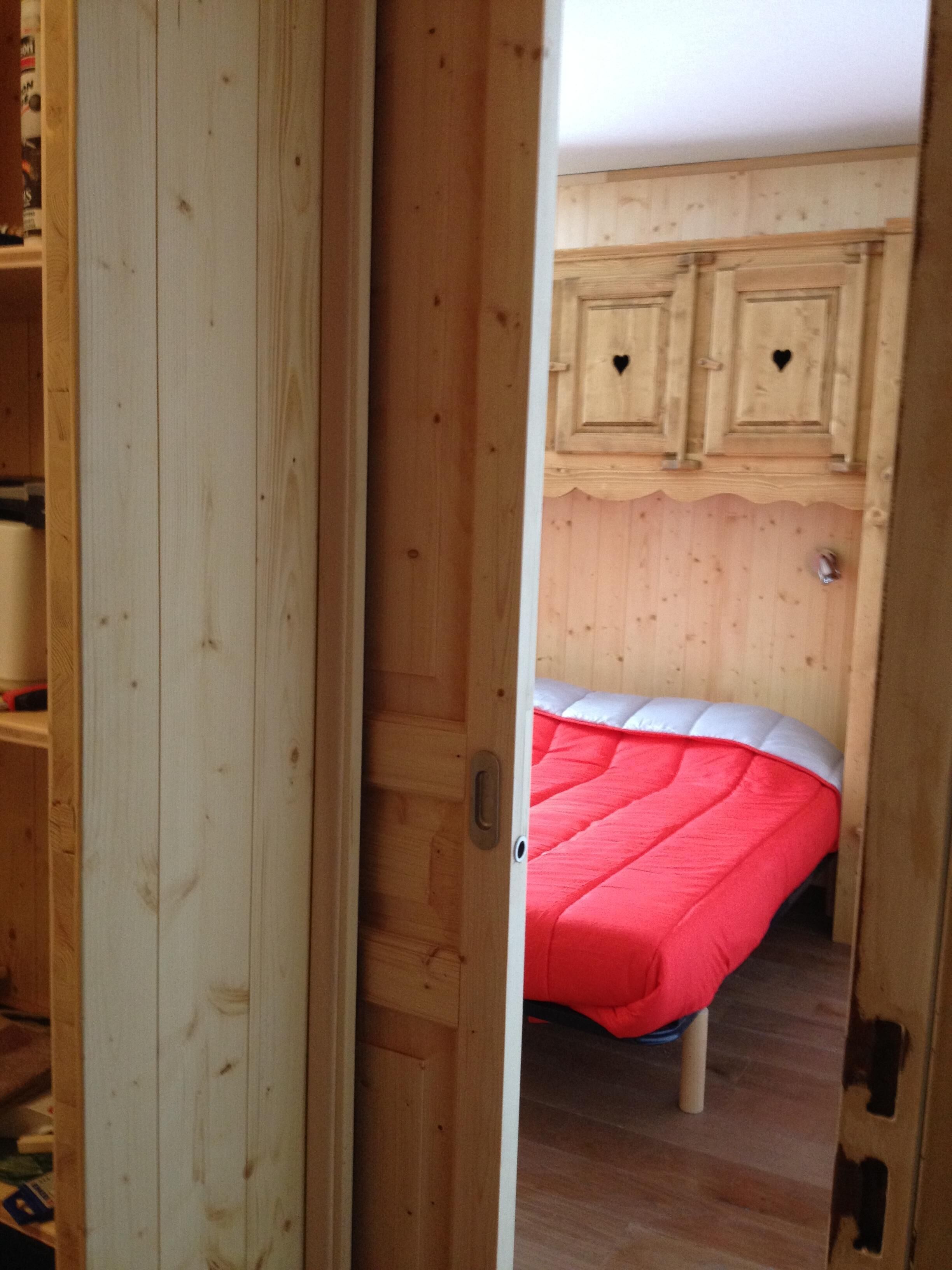 3 slaapkamers, een strijkplank/strijkijzer, reisbedje