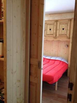 3 dormitoris, planxa i posts de planxar i un bressol de viatge 