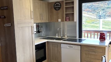 Een koelkast, een microgolfoven, een oven, een kookplaat