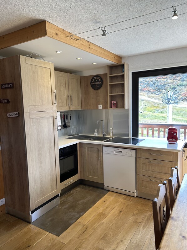 Frigorífico, microondas, horno y placa de cocina