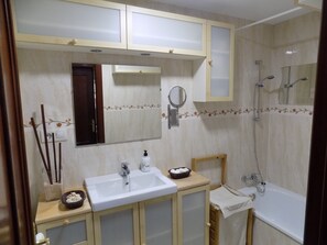Ensemble douche/baignoire, sèche-cheveux, serviettes fournies, savon