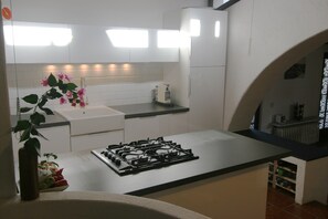 ثلاجة، ميكروويف، موقد طهي مسطح، غسالة أطباق