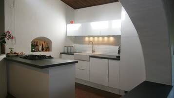 Kühlschrank, Mikrowelle, Herdplatte, Geschirrspüler