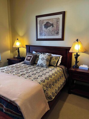 8 bedrooms, desk, iron/ironing board, travel crib