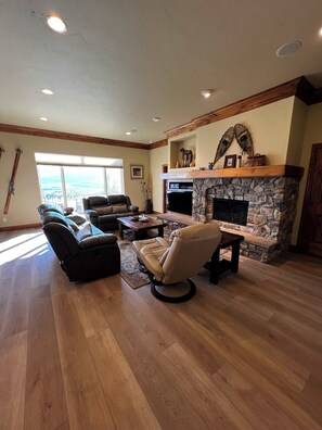 TV, fireplace, DVD player, books