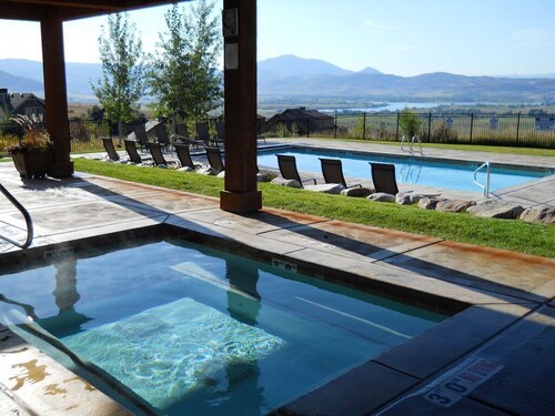 Luxury Eden Home: 8 bedrooms, Full valley views, Hot Tub, Amenities & Pets OK!