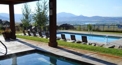 Luxury Eden Home: 8 bedrooms, Full valley views, Hot Tub, Amenities & Pets OK!