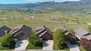 Un quartier résidentiel avec des maisons, une allée et une chaîne de montagnes en arrière-plan.