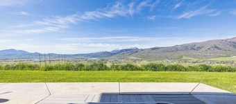 Maison de lodge de luxe. Ping-Pong / Piscine / Jacuzzi = Amenity Rich. La neige tombe!!!