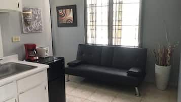 Apartamento econômico, 1 quarto, para não fumantes | Área de estar | TV de tela plana
