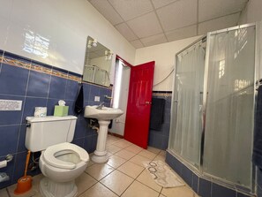 Apartamento#6 3er piso (con escaleras) | Bathroom | Shower, rainfall showerhead, free toiletries, towels