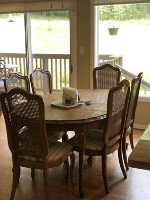 Guests can dine in comfort at this cozy space, surrounded by natural views and a warm atmosphere.