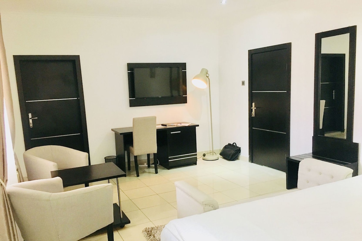 Egyptian cotton sheets, premium bedding, minibar, in-room safe