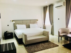 Diplomatic Suite | Egyptian cotton sheets, premium bedding, minibar, in-room safe - Modex Lekki (Lekki)