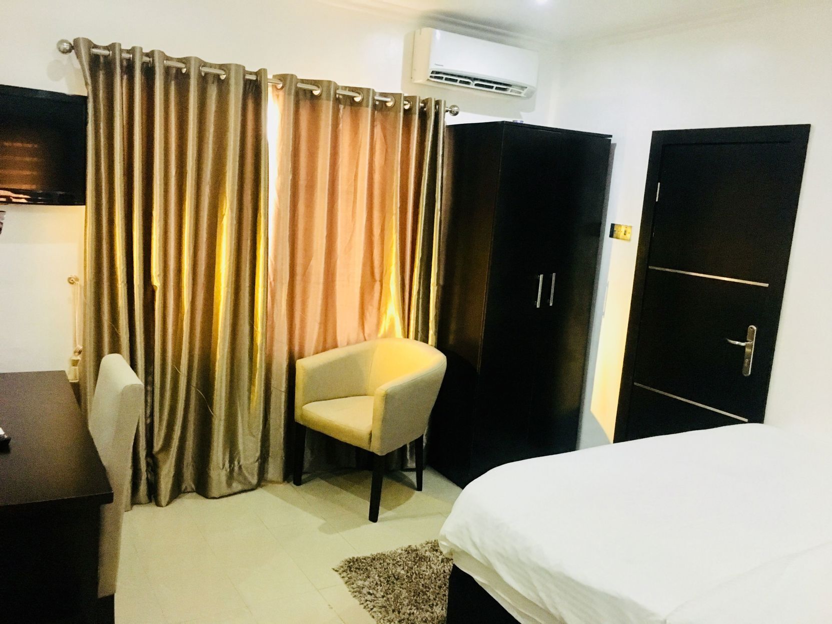 Egyptian cotton sheets, premium bedding, minibar, in-room safe