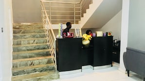 Una escalera con barandilla metálica que lleva a un rellano.