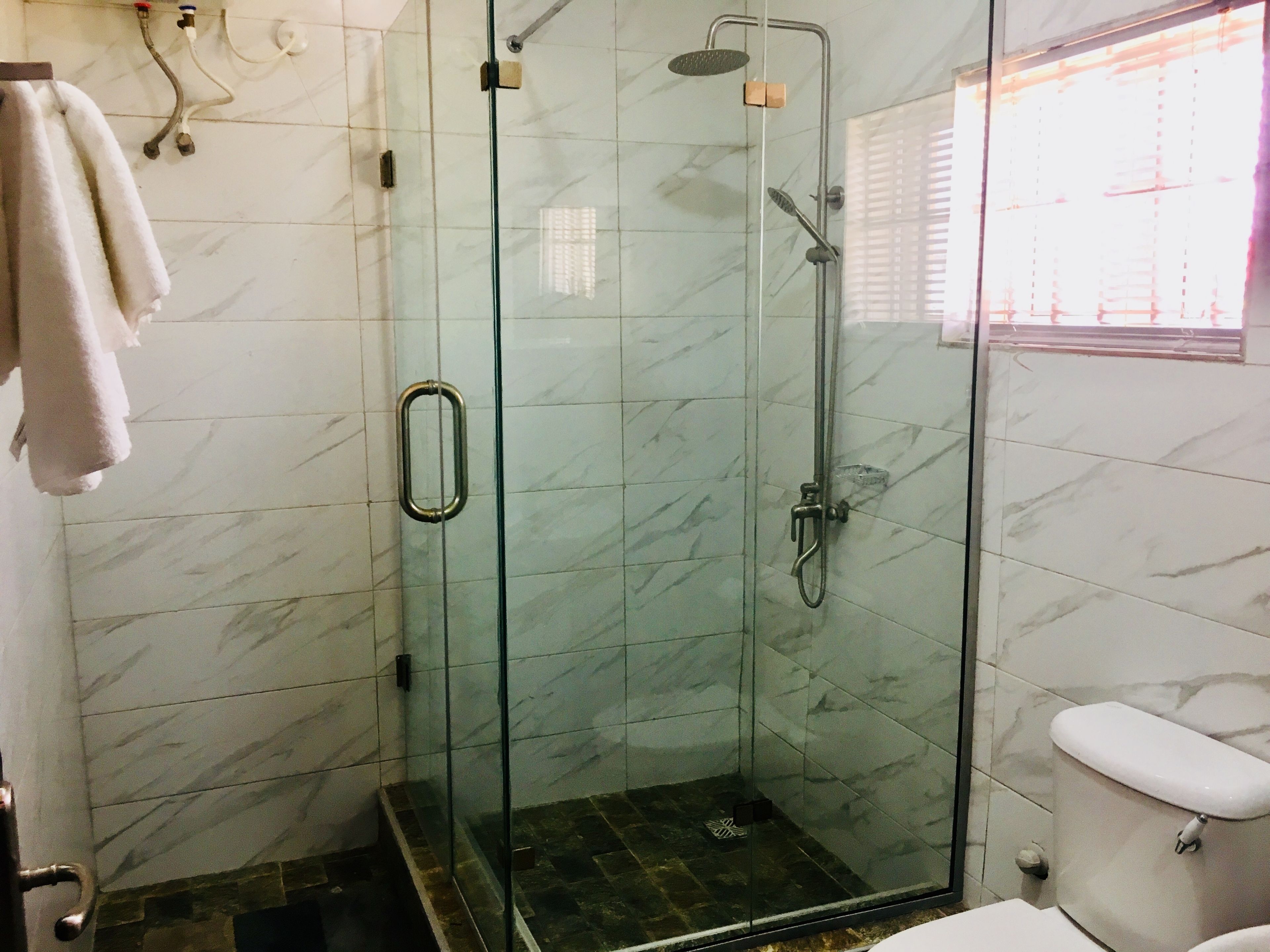 Chambre Standard | Salle de bain | Douche, articles de toilette gratuits, serviettes fournies