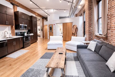 Downtown Music City Loft living! ~Steps to the Ryman and Broadway