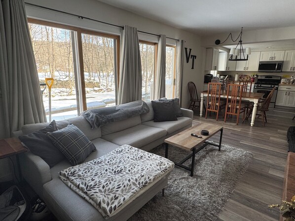 Smart-tv, pejs, dvd-afspiller, bøger